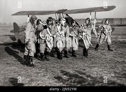 Mit einer Tiger Moth-Trainerin wird am 10. Januar 1940 in Hatfield, Hertfordshire, eine Gruppe von Lufttransport-Hilfspiloten in ihrem Flying Kit fotografiert. Stockfoto