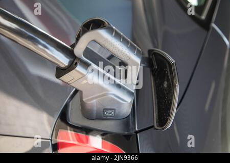 Ladestation für Elektroautos. Ökostrom aus nachhaltiger Quelle zur Versorgung der Ladestation, um die Emission von CO2 zu reduzieren. Stockfoto