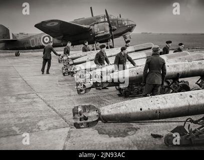 Ein Bristol Beaufort der Squadron Nr. 22 mit einer Reihe von Torpedos bei RAF North Coates in Lincolnshire, England, betrieben von Coastal Command. Der Bristol Beaufort war ein britischer zweimotoriger Torpedos-Bomber, der zuerst mit dem Royal Air Force Coastal Command und dann mit dem Royal Navy Fleet Air Arm ab 1940 in Dienst gestellt wurde. Er wurde als Torpedos-, konventionellen Bomber- und Minenleger bis 1942 verwendet, als er aus dem aktiven Dienst entfernt wurde.ANT Stockfoto