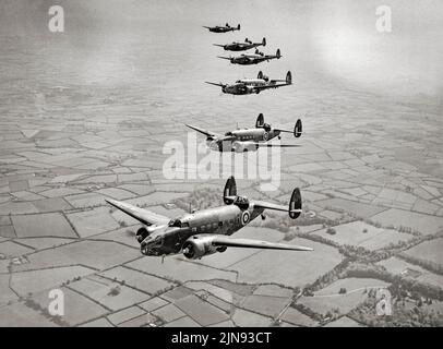 Lockheed Hudson Mark IIS und IIIs von No. 233 Squadron RAF mit Sitz in Aldergrove, County Antrim, fliegen über Nordirland. Der Hudson diente während des gesamten Krieges, hauptsächlich beim Coastal Command, aber auch in Transport- und Trainingsfunktionen, und lieferte Agenten in das besetzte Frankreich aus. Stockfoto