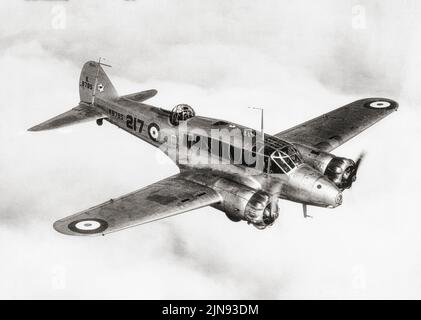 Avro Anson Mark 1 No.217 Squadron, im Flug 1937. Ein britisches zweimotoriges, multifunktionales Flugzeug, das vor, während und nach dem Zweiten Weltkrieg in verschiedenen Rollen für die Royal Air Force (RAF), Fleet Air Arm (FAA), die Royal Canadian Air Force (RCAF) und zahlreiche andere Luftstreitkräfte eingesetzt wurde. Stockfoto