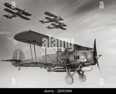 Fairey Swordfish Mk I Naval-Torpedobomber der Fleet Air Arm auf einem Trainingsflug von Crail in Schottland. Obwohl der Schwertfisch bis 1939 veraltet war, erzielten er während des Krieges spektakuläre Erfolge. Zu den bemerkenswerten Ereignissen gehörte der berühmte Angriff auf das deutsche Schlachtschiff Bismarck, der zu ihrem endgültigen Untergang beitrug. Der Schwertfisch sank eine größere Tonnage der Achsenschifffahrt als jedes andere alliierte Flugzeug während des Krieges und blieb bis zum V-E Day im Frontdienst, nachdem er einige der Flugzeuge, die es ersetzen sollten, überlebt hatte. Stockfoto