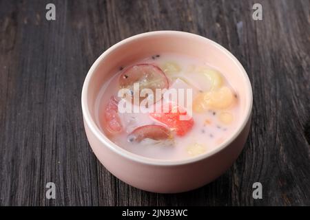 Es Buah Campur oder SOP Buah, Mixed Fruit Ice für Takjil Ramadan. Indonesischer Fruchtcocktail Stockfoto