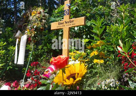 Hamburg, Deutschland. 10. August 2022. Das Grab von Uwe Seeler befindet sich auf dem Friedhof Ohlsdorf in Hamburg. Der am 21. Juli 2022 verstorbene Athlet wurde am 4. August im unmittelbaren Familienkreis auf dem Friedhof Ohlsdorf beigesetzt. Quelle: Markus Tischler/dpa/Alamy Live News Stockfoto