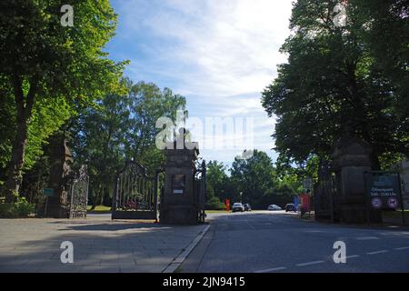 Hamburg, Deutschland. 10. August 2022. Die Tore am Haupteingang des Ohlsdorfer Friedhofs sind geöffnet. Quelle: Markus Tischler/dpa/Alamy Live News Stockfoto