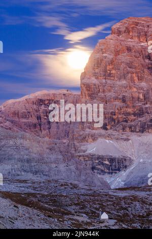 Bergkapelle in einer Schlucht mit Mondaufgang Stockfoto