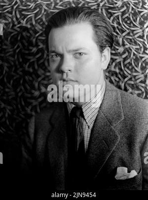 USA - 1937 - Studioportrait von Orson Welles ( 1915 - 1985 ) mit Blick auf Kopf und Schultern der Kamera -- Bild von Carl Van Vechten/Geopix Stockfoto