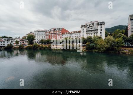 Stadtansichten der Gebäude allein der Fluss in Lourdes, Frankreich Stockfoto