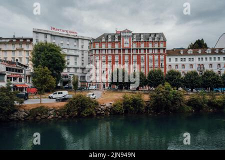 Stadtansichten der Gebäude allein der Fluss in Lourdes, Frankreich Stockfoto