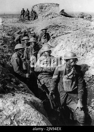 YPERN, BELGIEN - Sommer 1917 - Australische Infanteriesoldaten in kleinen Atemschutzmasken in einem Graben in Ypern Belgien - Foto: Geopix Stockfoto