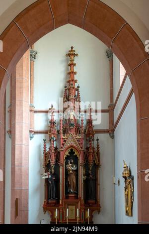 Altar mit Statue des hl. Josef in der Nikolaikirche, Villach Österreich Stockfoto