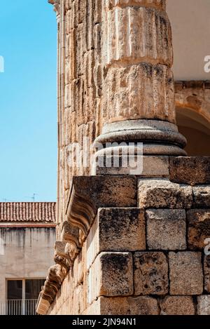 Römischer Tempel der Diana in Merida, Spanien. Korinthische Ordnung Säule und Basis Stockfoto