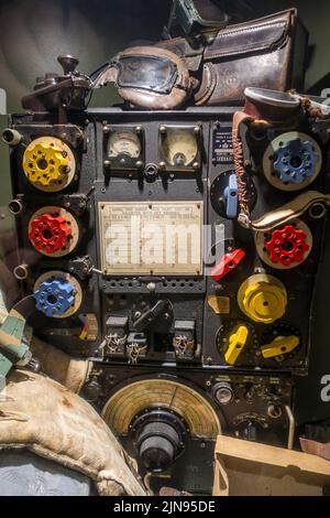 WWII British T1154 Sender und R1155 Empfänger, World war Two Royal Air Force / RAF Radio Ausrüstung an Bord von WW2 Bomberflugzeugen im Museum Stockfoto