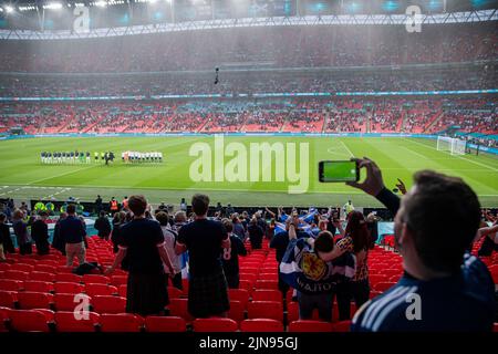 Schottland-Fans sehen sich die Hymnen in einem Covid-19-Publikum mit eingeschränkter Wembley-Zuschauermenge während des Euro-2020-Spiels gegen England am 2021. Juni an. Stockfoto