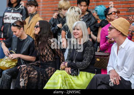 Kopenhagen, Dänemark. 09. August 2022. Die Gäste warten auf den Start der Copenhagen Fashion Week SS 2023 in Skandinavien. Die Copenhagen Fashion Week ist das wichtigste Modeereignis in Skandinavien. Die Copenhagen Fashion Week SS 2023 findet in diesem Sommer vom 9. Bis 12. August 2022 statt. Designer arrangieren Laufstege gerne an ungewöhnlichen Orten.der Laufsteg der Marke P.L.N. auf der Copenhagen Fashion Week SS 2023. Kredit: SOPA Images Limited/Alamy Live Nachrichten Stockfoto