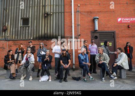 Kopenhagen, Dänemark. 09. August 2022. Die Gäste warten auf den Start der Copenhagen Fashion Week SS 2023 in Skandinavien. Die Copenhagen Fashion Week ist das wichtigste Modeereignis in Skandinavien. Die Copenhagen Fashion Week SS 2023 findet in diesem Sommer vom 9. Bis 12. August 2022 statt. Designer arrangieren Laufstege gerne an ungewöhnlichen Orten.der Laufsteg der Marke P.L.N. auf der Copenhagen Fashion Week SS 2023. Kredit: SOPA Images Limited/Alamy Live Nachrichten Stockfoto