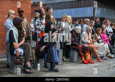 Kopenhagen, Dänemark. 09. August 2022. Die Gäste warten auf den Start der Copenhagen Fashion Week SS 2023 in Skandinavien. Die Copenhagen Fashion Week ist das wichtigste Modeereignis in Skandinavien. Die Copenhagen Fashion Week SS 2023 findet in diesem Sommer vom 9. Bis 12. August 2022 statt. Designer arrangieren Laufstege gerne an ungewöhnlichen Orten.der Laufsteg der Marke P.L.N. auf der Copenhagen Fashion Week SS 2023. Kredit: SOPA Images Limited/Alamy Live Nachrichten Stockfoto