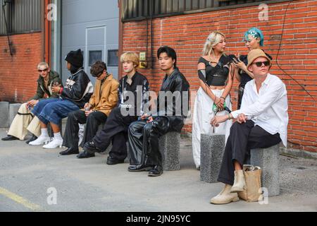 Kopenhagen, Dänemark. 09. August 2022. Die Gäste warten auf den Start der Copenhagen Fashion Week SS 2023 in Skandinavien. Die Copenhagen Fashion Week ist das wichtigste Modeereignis in Skandinavien. Die Copenhagen Fashion Week SS 2023 findet in diesem Sommer vom 9. Bis 12. August 2022 statt. Designer arrangieren Laufstege gerne an ungewöhnlichen Orten.der Laufsteg der Marke P.L.N. auf der Copenhagen Fashion Week SS 2023. (Foto von Takimoto Marina/SOPA Images/Sipa USA) Quelle: SIPA USA/Alamy Live News Stockfoto