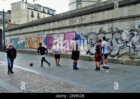 Wandkunst Wandbild Graffiti, Kinder spielen Fußball auf der Straße, Neapel, Kampanien, Italien, Europa Stockfoto