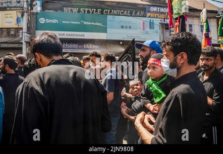 Srinagar, Indien. 09. August 2022. Schiitische Muslime nehmen an der Ashura-Prozession Teil. Aschura ist der zehnte Tag von Muharram, dem ersten Monat des islamischen Kalenders, der weltweit zum Gedenken an das Martyrium von Imam Hussain, dem Enkel des islamischen Propheten Muhammad, beobachtet wird. Kredit: SOPA Images Limited/Alamy Live Nachrichten Stockfoto