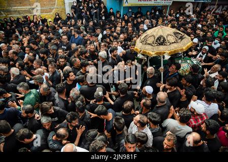 Srinagar, Indien. 09. August 2022. Schiitische Muslime versammelten sich um ein Pferd [Zuljanah], das das Pferd des Imam Hussain-Spaziergangs während einer Aschura-Prozession symbolisiert. Aschura ist der zehnte Tag von Muharram, dem ersten Monat des islamischen Kalenders, der weltweit zum Gedenken an das Martyrium von Imam Hussain, dem Enkel des islamischen Propheten Muhammad, beobachtet wird. Kredit: SOPA Images Limited/Alamy Live Nachrichten Stockfoto