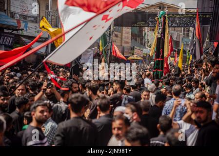 Srinagar, Indien. 09. August 2022. Schiitische Muslime winken Alams während einer Ashura-Prozession. Aschura ist der zehnte Tag von Muharram, dem ersten Monat des islamischen Kalenders, der weltweit zum Gedenken an das Martyrium von Imam Hussain, dem Enkel des islamischen Propheten Muhammad, beobachtet wird. Kredit: SOPA Images Limited/Alamy Live Nachrichten Stockfoto