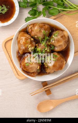 Bawan (Ba wan), taiwanesische Fleischbällchen-Delikatesse, leckeres Street Food, gedämpfte Stärke, umhüllt von runden Knödel mit Schweinefleisch und Garnelen im Inneren und dick Stockfoto