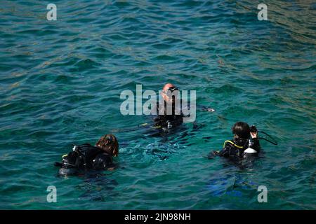 Valletta, Malta. 9. August 2022. Menschen tauchen am Cirkewwa Strand, Malta, 9. August 2022. Quelle: Jonathan Borg/Xinhua/Alamy Live News Stockfoto