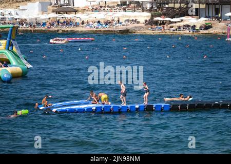 Valletta, Malta. 9. August 2022. Die Menschen kühlen sich am Qawra Beach, Malta, ab, 9. August 2022. Quelle: Jonathan Borg/Xinhua/Alamy Live News Stockfoto