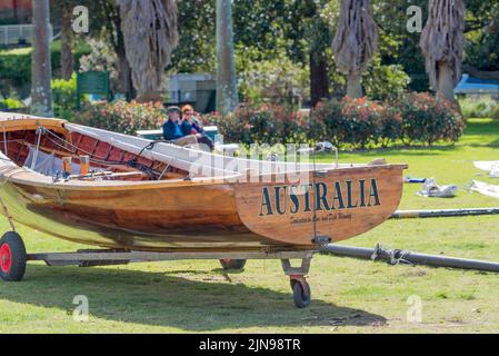 Als Teil des Sydney Flying Squadron, Open Boat Club in Kirribilli, Sydney, gegründet 1891, ist „Australia“ ein traditionelles 18ft-Skiff-Rennboot aus Holz Stockfoto