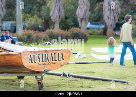 Als Teil des Sydney Flying Squadron, Open Boat Club in Kirribilli, Sydney, gegründet 1891, ist „Australia“ ein traditionelles 18ft-Skiff-Rennboot aus Holz Stockfoto