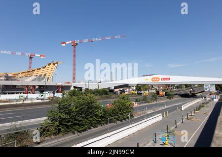 Dieses Foto vom 10. August 2022 zeigt eine Ansicht der Baustelle eines Fußgängerwegs, der das Stade de France und das Olympische Aquatikzentrum in Saint-Denis, nördlich von Paris, vor den Olympischen Sommerspielen 2024 in Paris verbinden wird. Der Gehweg wurde von der Metropole du Grand Paris gebaut, da der Highway A1 für die Baustelle gesperrt ist. Foto von Raphael Lafargue/ABACAPRESS.COM Stockfoto