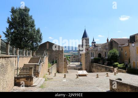 Le Parvis de l'église abbatiale et sa table de lecture présentant l'Abbatiale Saint-Pierre et Saint-Paul. Cluny. Saône-et-Loire. Frankreich. Stockfoto