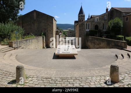 Le Parvis de l'église abbatiale et sa table de lecture présentant l'Abbatiale Saint-Pierre et Saint-Paul. Cluny. Saône-et-Loire. Frankreich. Stockfoto