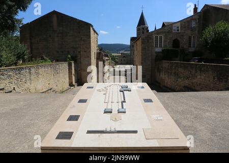 Le Parvis de l'église abbatiale et sa table de lecture présentant l'Abbatiale Saint-Pierre et Saint-Paul. Cluny. Saône-et-Loire. Frankreich. Stockfoto