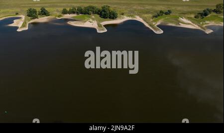 09. August 2022, Niedersachsen, Bleckede: Am Ufer der Elbe sind sogenannte Groynköpfe zu sehen (Foto aufgenommen mit einer Drohne). Es hat seit Wochen kaum geregnet und die Wasserstände der Flüsse sinken. Foto: Philipp Schulze/dpa Stockfoto