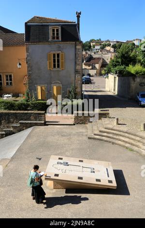 Le Parvis de l'église abbatiale et sa table de lecture présentant l'Abbatiale Saint-Pierre et Saint-Paul. Cluny. Saône-et-Loire. Frankreich. Stockfoto