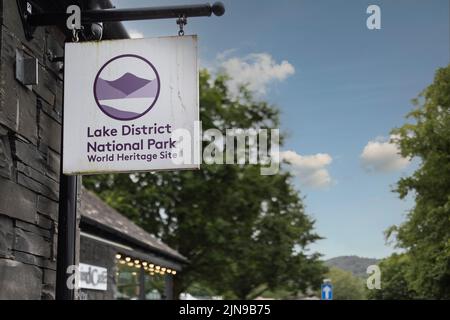 Windermere, vereinigtes Königreich Juni 18 2022, oben Schild, Lake District Nationalpark gegen eine Schiefermauer Stockfoto