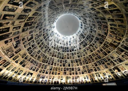 Gedenkmauer am Museum im Yad Vashem Holocaust-Zentrum in Jerusalem, Israel. Stockfoto