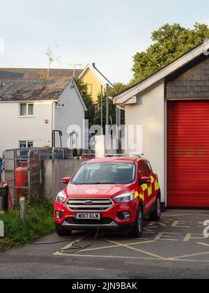 HATHERLEIGH, DEVON, ENGLAND - AUGUST 9 2022: Ein Notfall-Elektrofahrzeug, das am Ladepunkt befestigt ist. Stockfoto