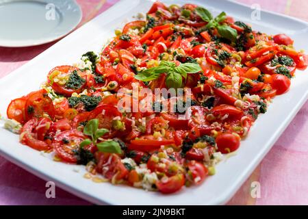 Caprese-Salat auf weißem Teller Stockfoto