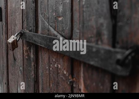 Typische alte Holztür in der Medina von Fez Stockfoto