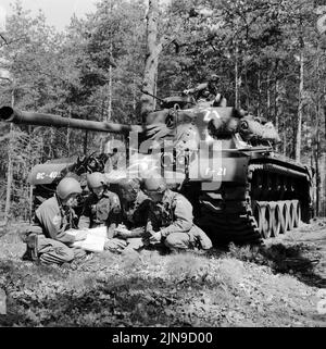 Original-Bildschrift: Frühjahresmanöver im Grunewald - für drei Tage ist der Grunewald wieder 'Schlachtfeld'. Von heute früh um 8 Uhr bis Freitag um 14 Uhr beginnt eigentlich für 3000 amerikanische Soldaten das Frühjahrsmanöver. Mit Platzpatronen und hochexplosiver Übungsmunition spielen die hier stationierten beiden US-Kampfgruppen wechselnd Angreifer und Verteidiger, Berlin, Deutschland 1961. Stockfoto
