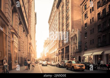 New York City, New York - 14. Juni 2018: Blick auf die geschäftige Midtown Manhattan Street mit Fahrzeugen bei Sonnenuntergang auf dem Broadway fotografiert. Stockfoto