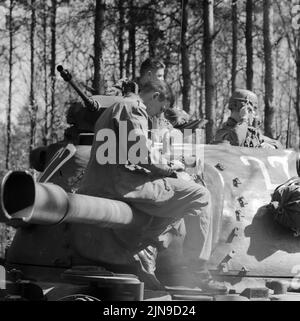 Original-Bildschrift: Frühjahresmanöver im Grunewald - für drei Tage ist der Grunewald wieder 'Schlachtfeld'. Von heute früh um 8 Uhr bis Freitag um 14 Uhr beginnt eigentlich für 3000 amerikanische Soldaten das Frühjahrsmanöver. Mit Platzpatronen und hochexplosiver Übungsmunition spielen die hier stationierten beiden US-Kampfgruppen wechselnd Angreifer und Verteidiger, Berlin, Deutschland 1961. Stockfoto