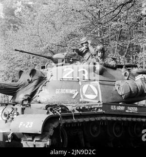 Original-Bildunterschrift: 3000 amerikanische Soldaten im Frühjahresmanöver - seit gestern ist der Berner Grunewald wider 'Schlachtfeld' und die beiden US-Kampfgruppen trainieren vom Platzpatron und hochexplosiver Übungsmunition für den Riffs- und auch für den Verteidigungsfall, Berlin, Deutschland 1961. Stockfoto