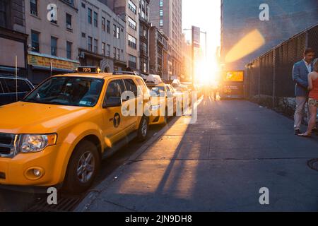 New York City, New York - 14. Juni 2018: Blick auf die geschäftige Midtown Manhattan Street mit Fahrzeugen bei Sonnenuntergang auf dem Broadway fotografiert. Stockfoto