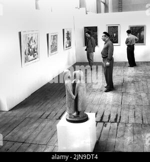 Original-Bildunterschrift: Eine juryfreie Kunstausstellung wird morgen am Berliner Funkturm eröffnet. Ein Blick in die Ausstellung, Berlin, Deutschland 1955. Stockfoto