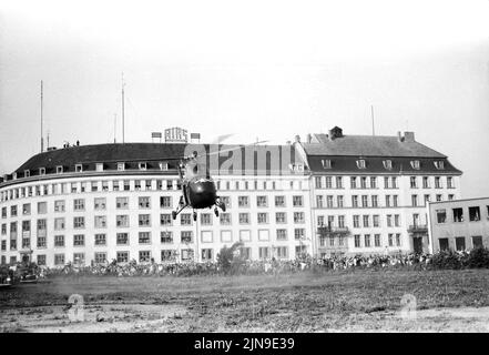 Original-Bildunterschrift: Amerikanischer Außenminister Dean Rusk in Berlin - direkt aus Paris kam der amerikanische Außenminister Dean Rusk anlässlich seiner Europa-Reise zuerst nach Berlin, von wo aus er seine Reise nach Bonn, London, Rom und Lissabon fortgesetzt werden. Rusk wurde auf dem Flughafen Tempelhof vom Berlins Regierendem Bürgermeister Willy Brandt empfangen, der ihm - zusammen mit Bürgermeister Franz Amrehn - auf seiner Fahrt durch Berlin und entlang eines Teiles der Schandmauer begleitet. Abschließend trug sich der Außenminister ins Goldene Buch unserer Stadt ein (Rathaus Schöneber Stockfoto