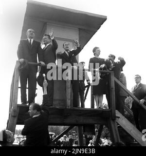 Original-Bildunterschrift: Amerikanischer Außenminister Dean Rusk in Berlin - direkt aus Paris kam der amerikanische Außenminister Dean Rusk anlässlich seiner Europa-Reise zuerst nach Berlin, von wo aus er seine Reise nach Bonn, London, Rom und Lissabon fortgesetzt werden. Rusk wurde auf dem Flughafen Tempelhof vom Berlins Regierendem Bürgermeister Willy Brandt empfangen, der ihm - zusammen mit Bürgermeister Franz Amrehn - auf seiner Fahrt durch Berlin und entlang eines Teiles der Schandmauer begleitet. Abschließend trug sich der Außenminister ins Goldene Buch unserer Stadt ein (Rathaus Schöneber Stockfoto